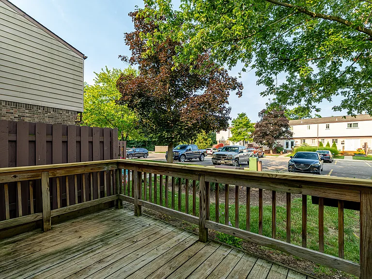 251 Sheffield Dr — Photo 2