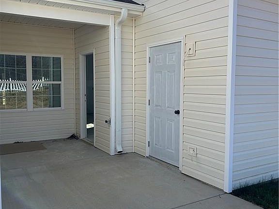 3rd image of 122 Sanderlyn Ct