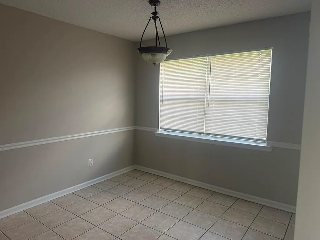 5 bed, 1967 sqft, $2,100 — Photo 4