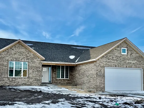 1927 Parkside Dr, Sycamore, IL 60178