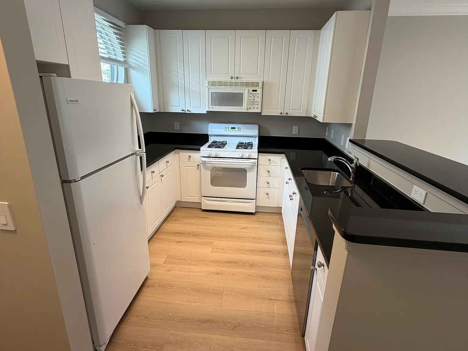 2 bed, 1082 sqft, $2,799 — Photo 2
