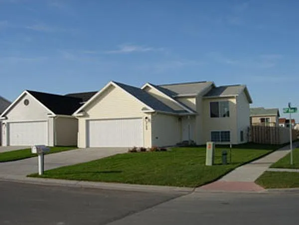 4 bed, 1894 sqft, $2,195 — Photo 1