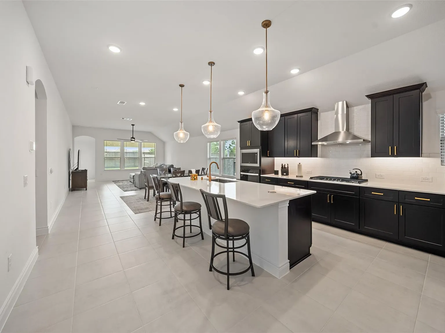 4 bed, 3.0 bath, 2296 sqft, $2,400 — Photo 4