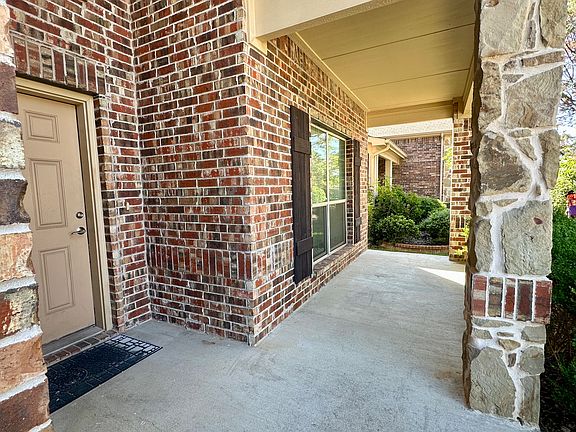 3rd image of 913 Golden Bear Ln