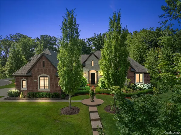 3071 Emeraude Trl, Oakland, MI 48306