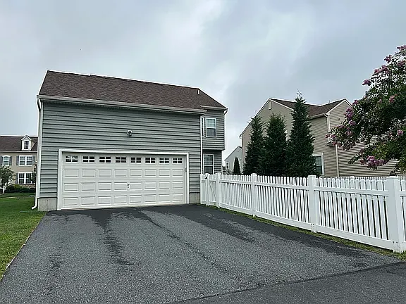 4 bed, 2175 sqft, $3,100 — Photo 2