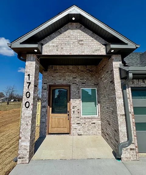 1700 Jensen Ave — Photo 4