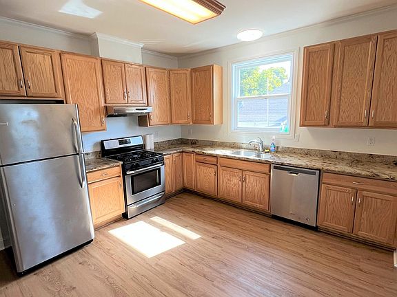 Full Kitchen with Modern Appliances and Dishwasher