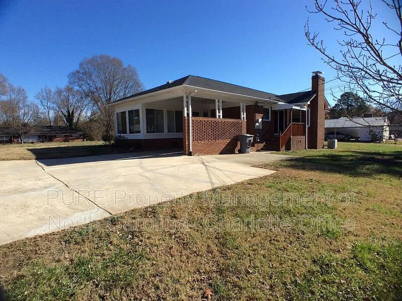 3 bed, 2.0 bath, 1481 sqft, $1,725 — Photo 3