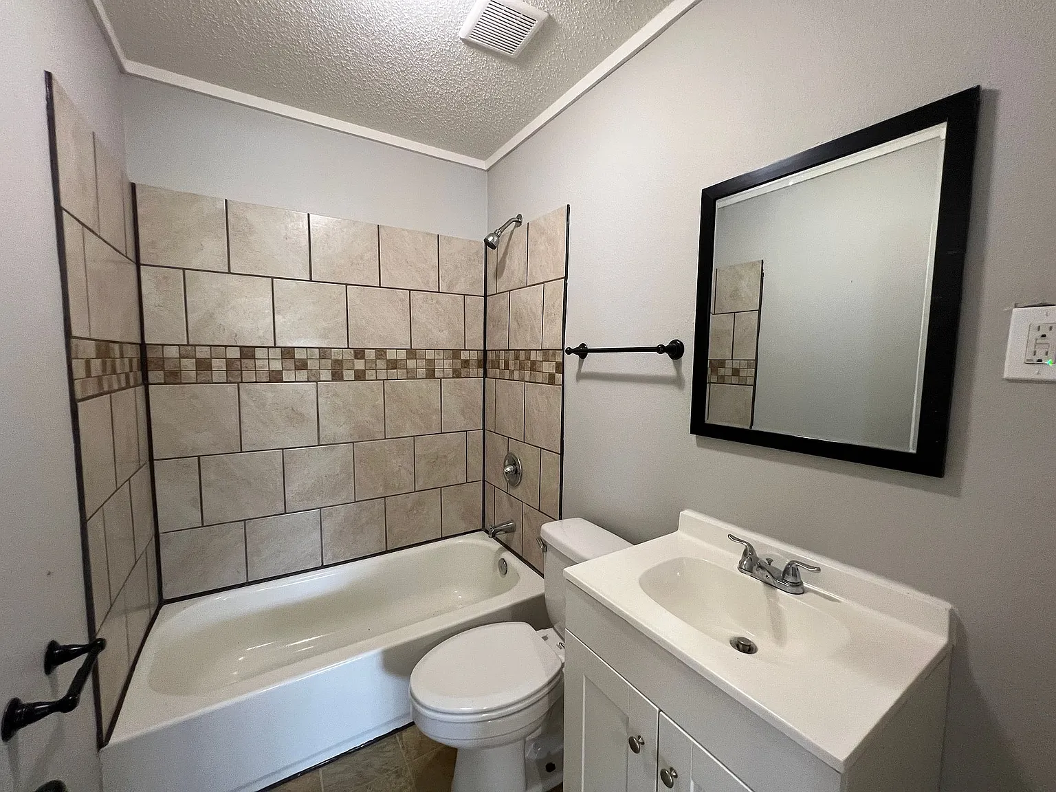 2727 Henley Dr — Photo 3