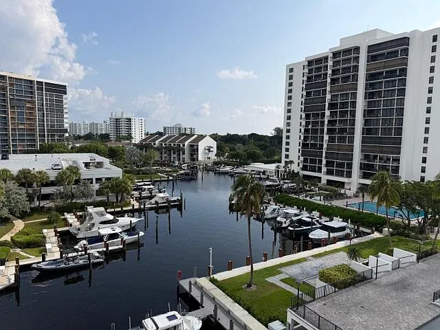 2 bed, 2.0 bath, 1372 sqft, $9,000 — Photo 3
