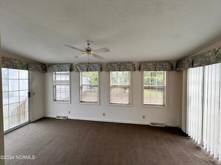 1075 Captains Ct — Photo 17