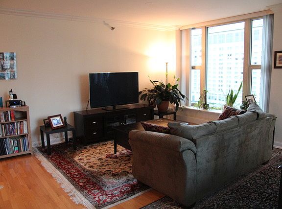 4th image of 25 E Superior St APT 1505