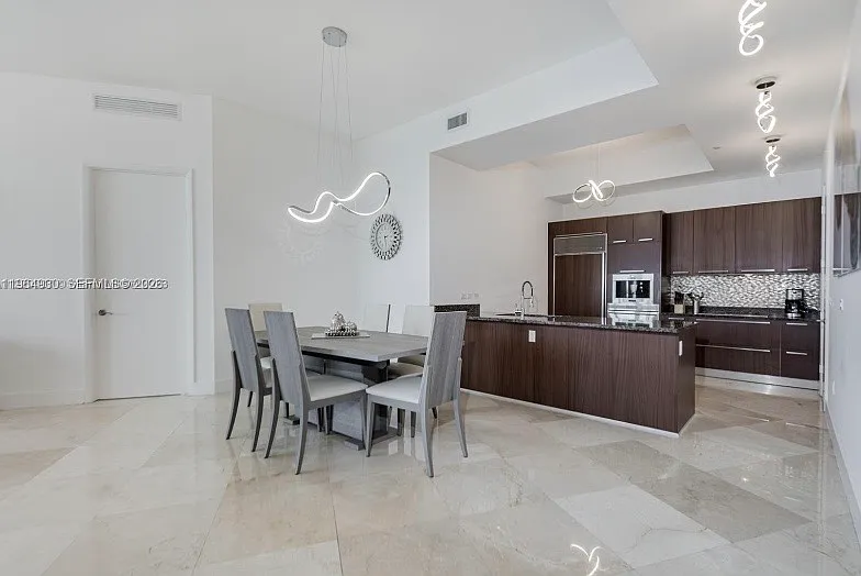 3 bed, 1979 sqft, $8,590 — Photo 4