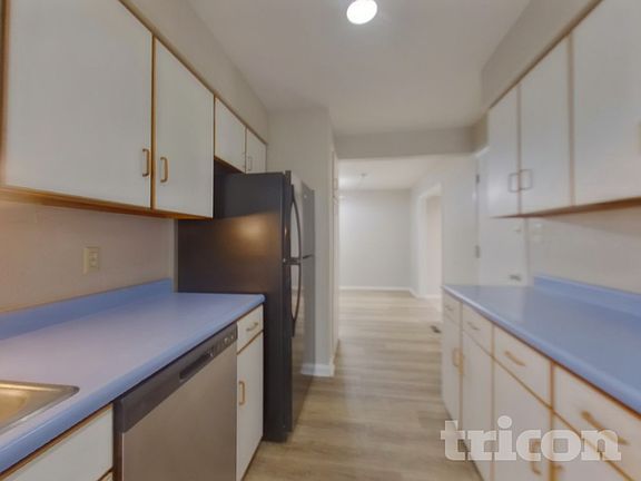 5th image of 1045 Crown Dr