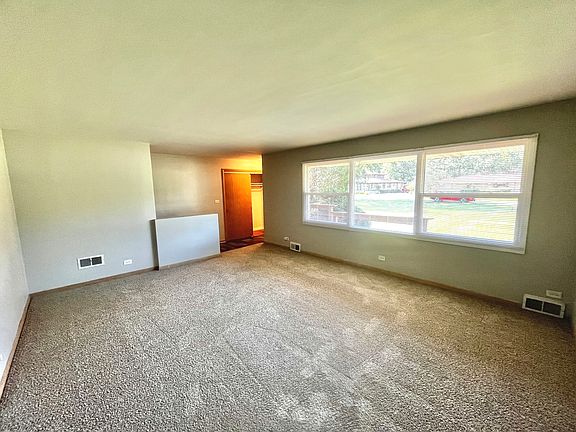 4th image of 2543 Oakwood Dr