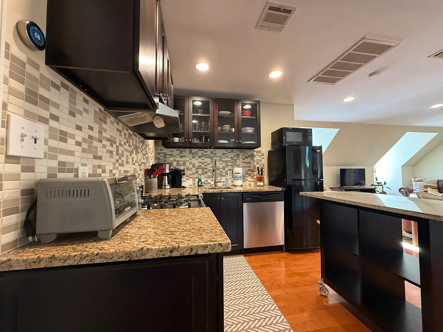 2 bed, 1100 sqft, $4,500 — Photo 3
