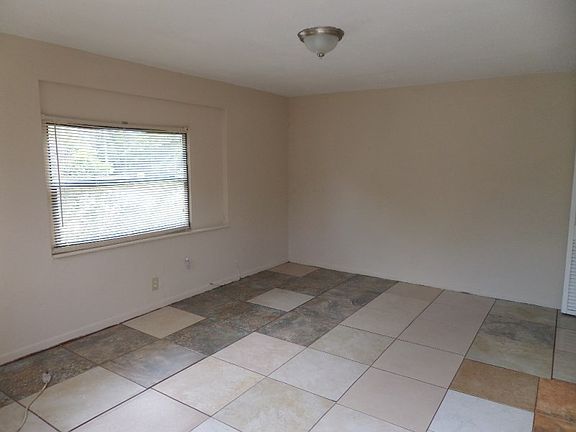 4th image of 629 Woodlawn St