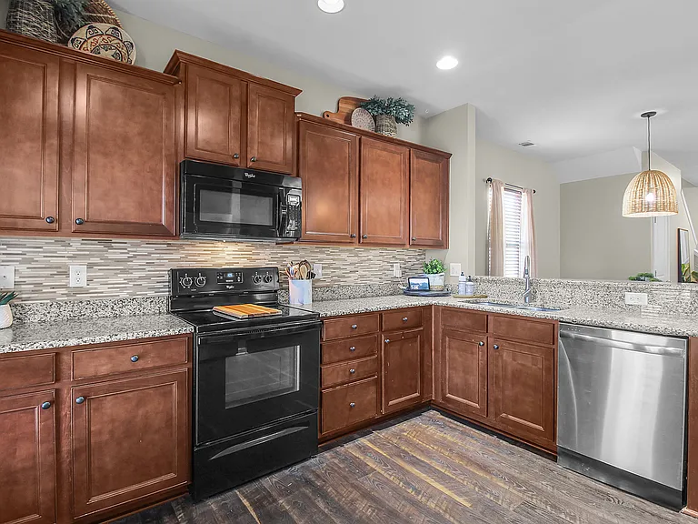 153 Hamilton Grv — Photo 16