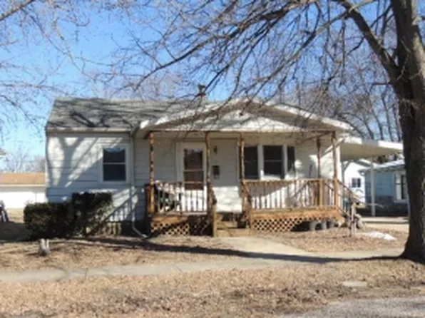 3 S Saint Clair St, Altamont, IL 62411