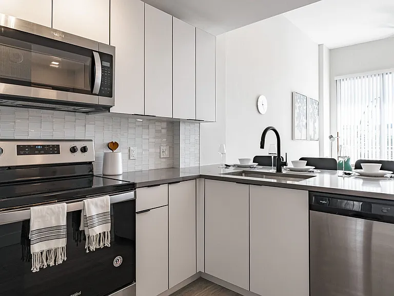Avery Dania Pointe Apartments — Photo 18