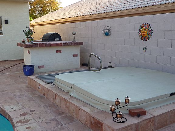 Built in barbeque & Hot tub