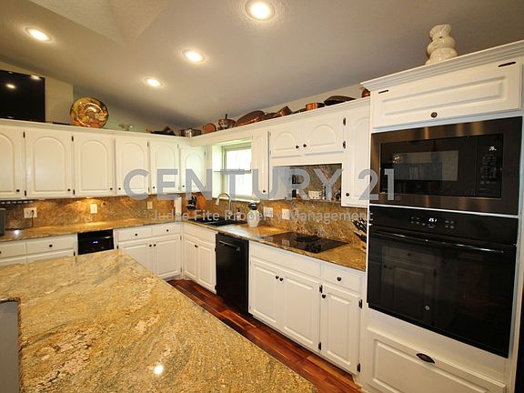 3rd image of 18359 Hickory Cir