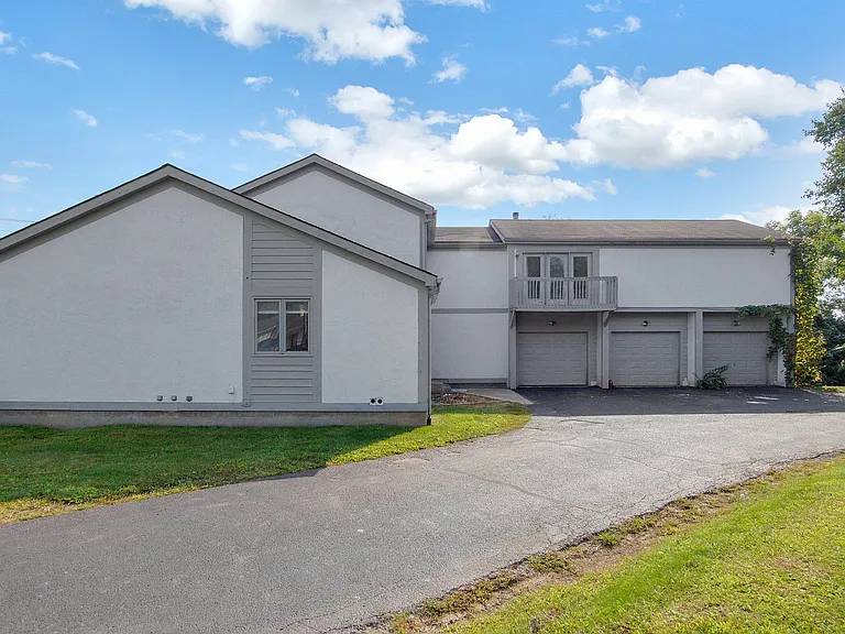 3323 Kristin Ct — Photo 2