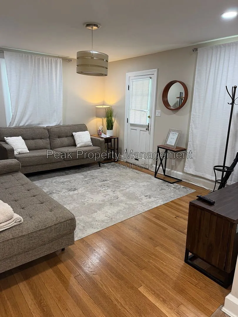 2 bed, 1.0 bath, 850 sqft, $1,700 — Photo 3