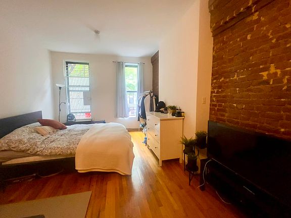 3rd image of 70 Orchard St APT 4