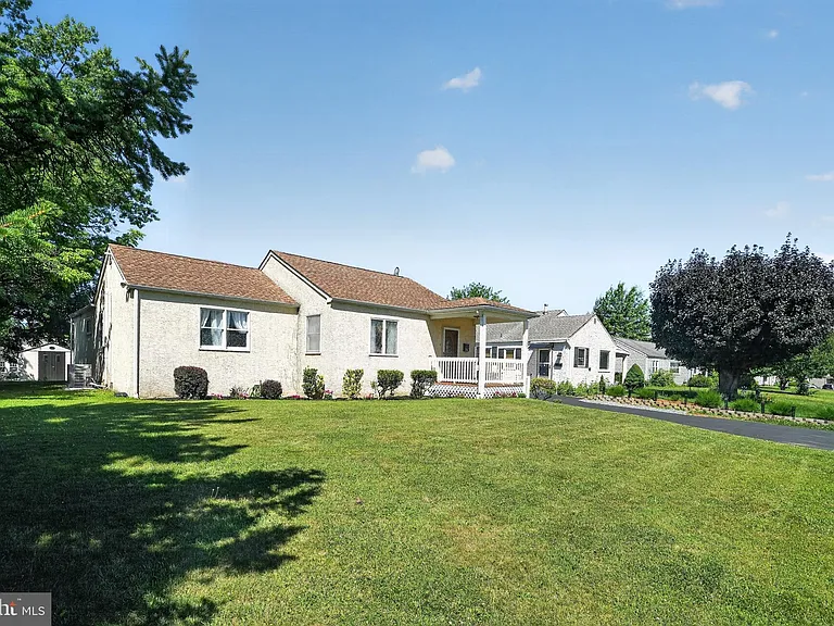 137 Walker Ln — Photo 3