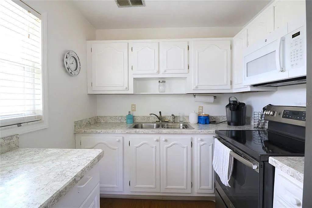 2 bed, 984 sqft, $1,600 — Photo 3