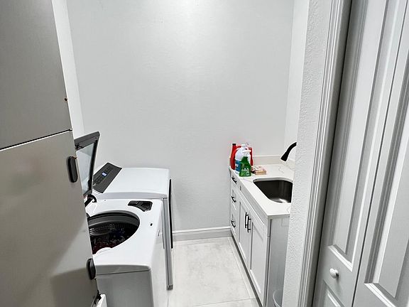 3rd image of 1213 Decature St E