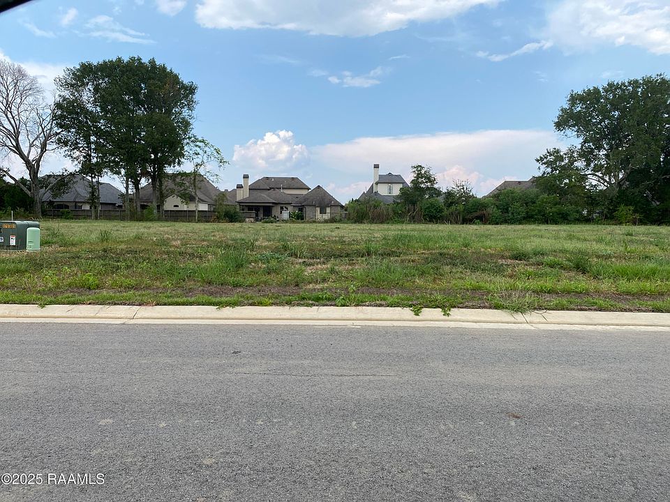 1st image of 204 Leaning Oak Dr