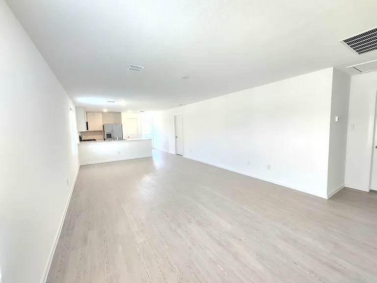 2213 Neyland Dr — Photo 2