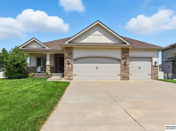 1010 Clearwater Dr, Papillion, NE 68046