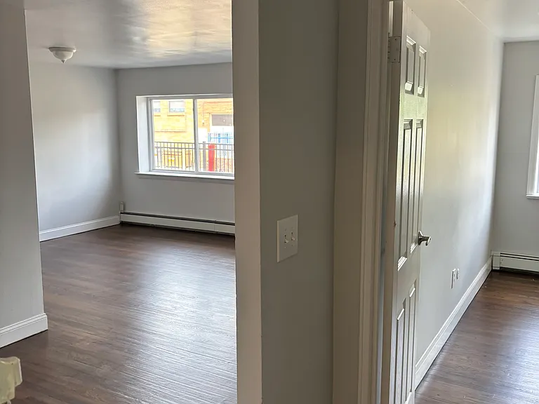 534 W 7th St #1B — Photo 16