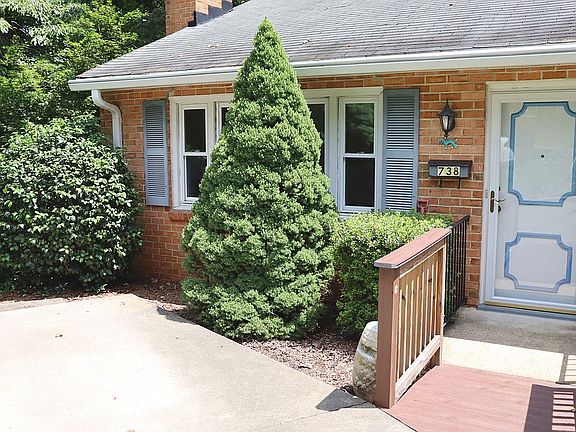 3rd image of 738 Lyons Ave