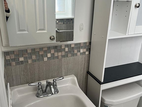 5th image of 48 Circuit Ave APT 1