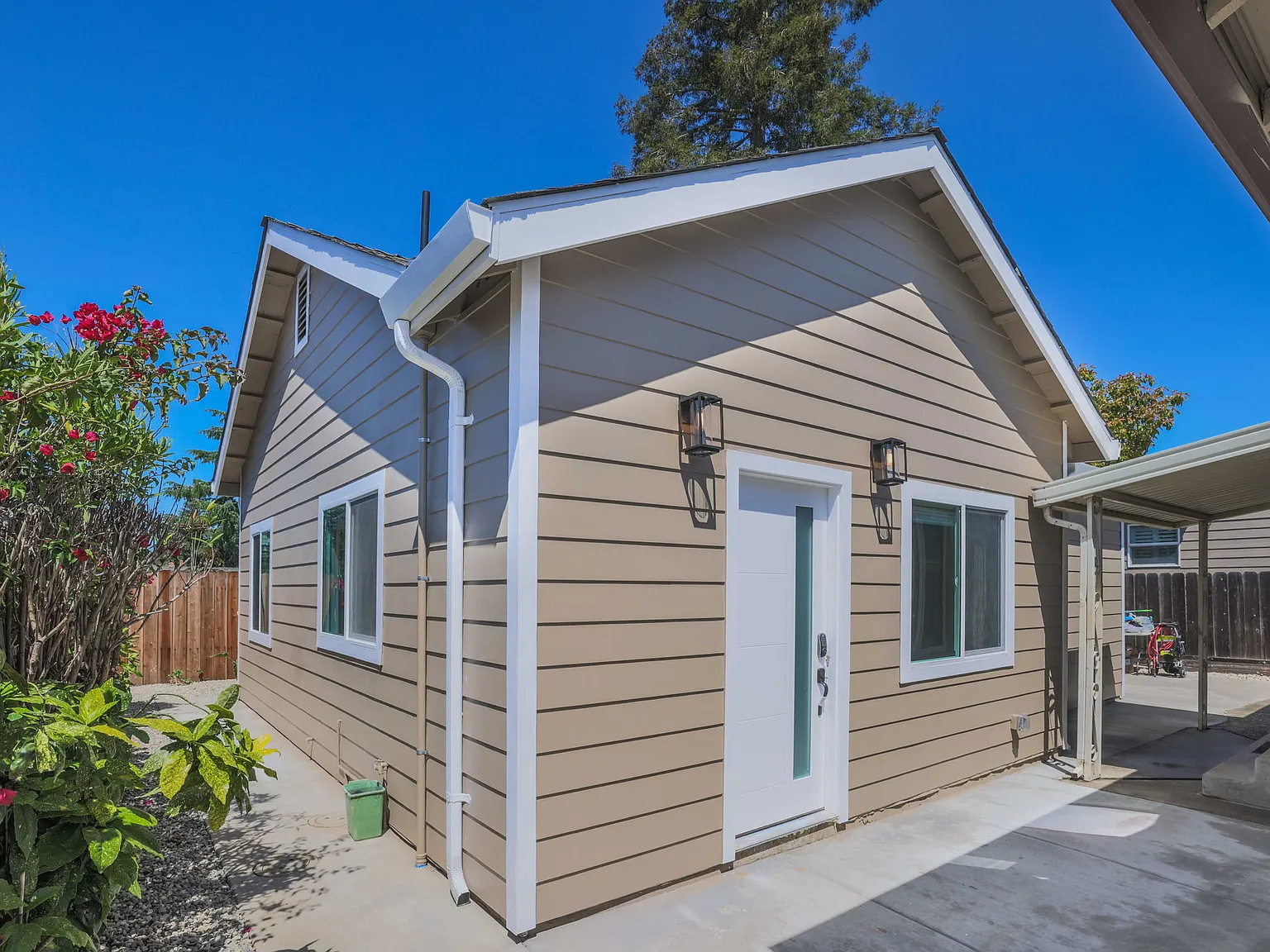 2 bed, 745 sqft, $2,995 — Photo 1