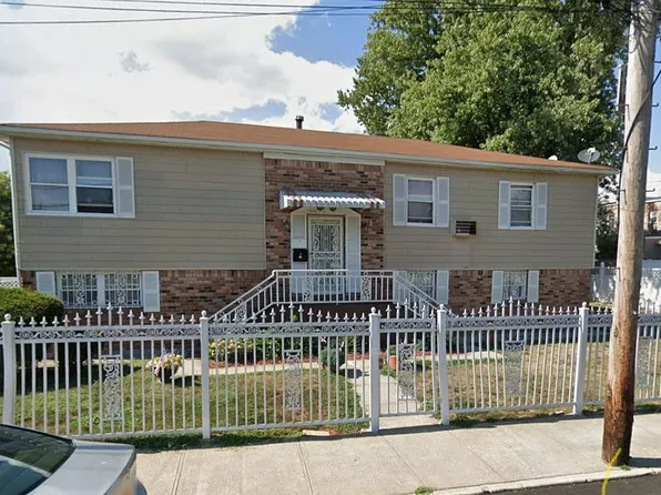 3204 Plunkett Ave, Far Rockaway, NY 11691