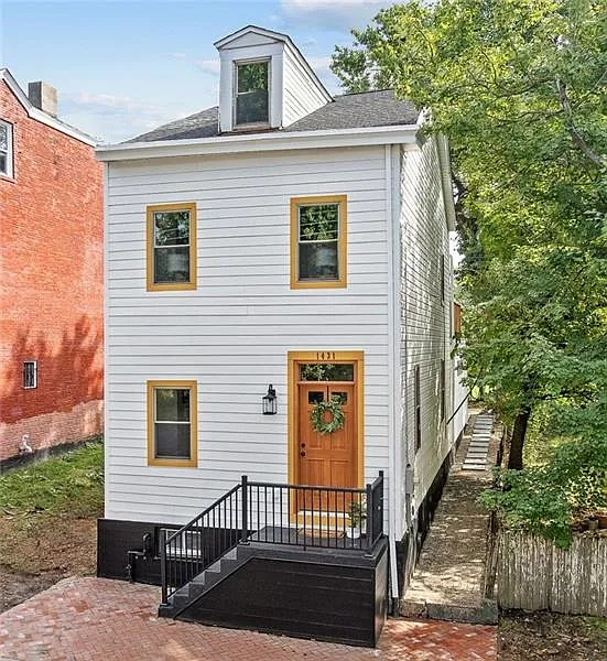 Fully renovated gem close to everything Pittsburgh offers! — Photo 1