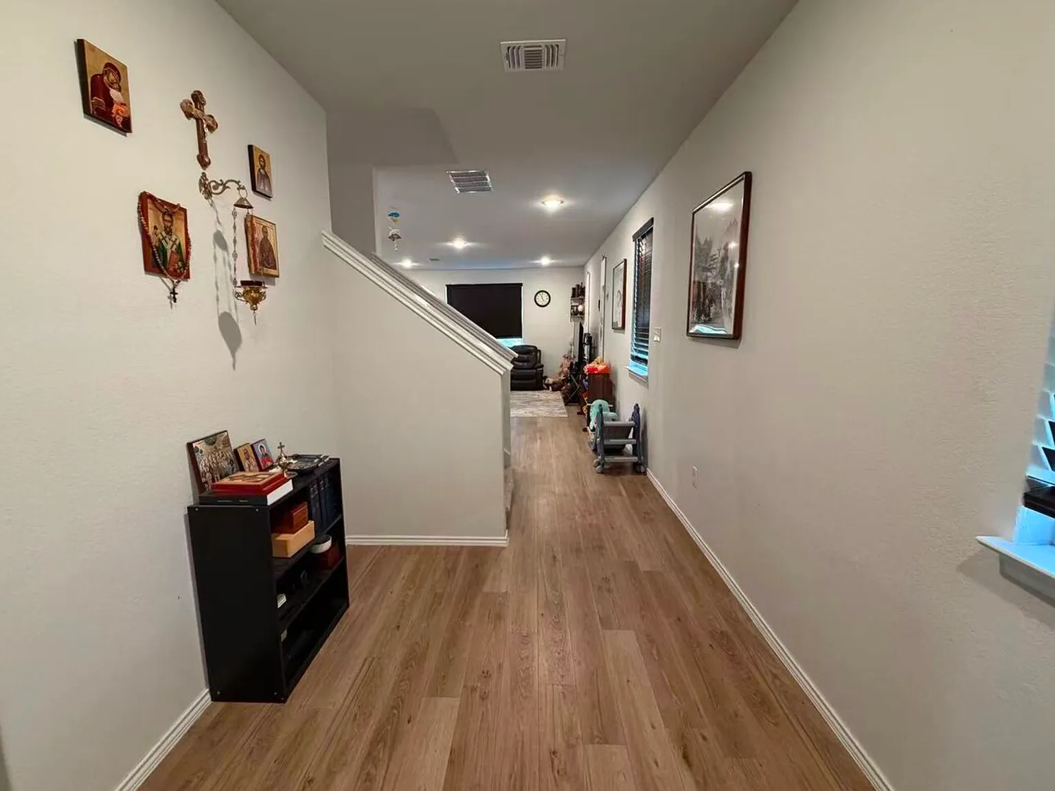 4 bed, 2400 sqft, $1,900 — Photo 2