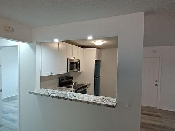 3rd image of 401 SE 23rd Ave #D