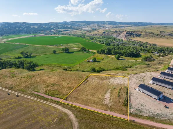 7 Aeronaut Ln, Hot Springs, SD 57747