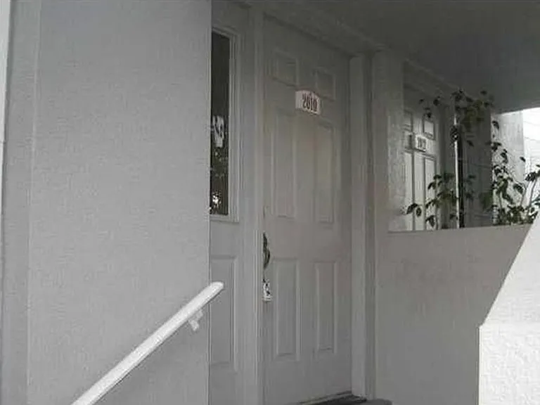 2010 SE 27th Dr #203 — Photo 2