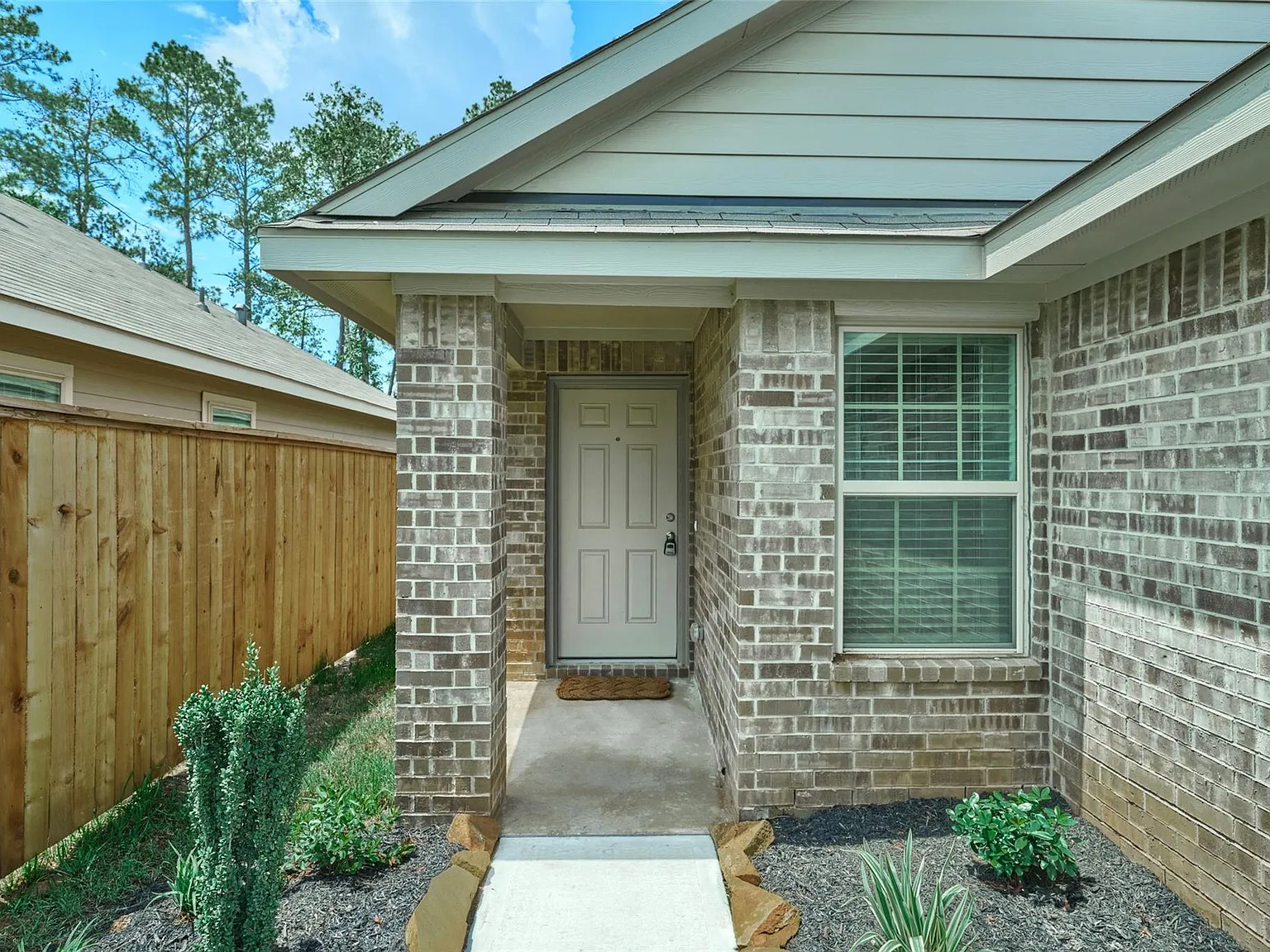 3 bed, 2.0 bath, 1313 sqft, $1,800 — Photo 2