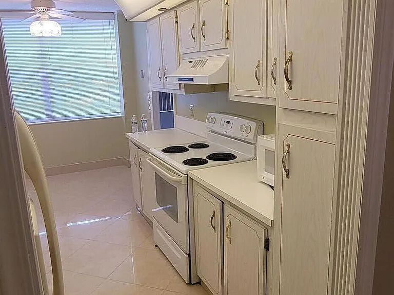 1300 Saint Charles Pl #L19 — Photo 3
