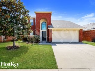 421 Pineview Ln, Fort Worth, TX 76140