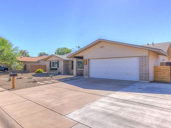 3rd image of 705 E Lodge Dr